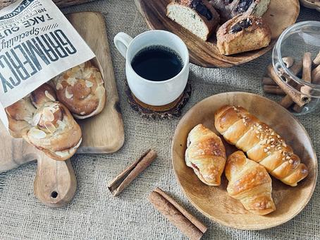 パンに囲まれたコーヒー パン,コーヒー,たくさんの写真素材