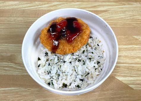 わかめご飯のコロッケ丼_711F わかめご飯,コロッケ,丼の写真素材