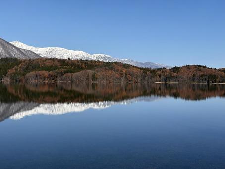 湖に映る冠雪の山並み　青木湖 青木湖,リフレクション,水鏡の写真素材