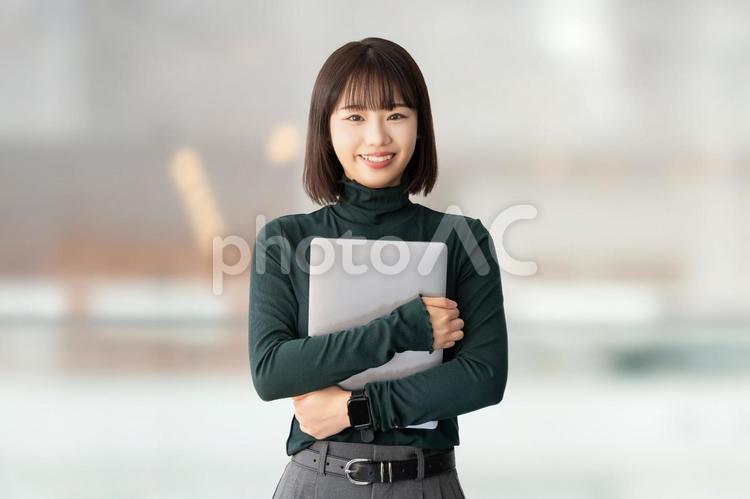ノートパソコンを持つビジネスウーマン 女性,ビジネス,笑顔の写真素材