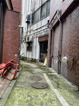 路地裏 古いベンチ レンガ造りの建物 路地裏 古いベンチ レンガ造りの建物 路地,路地裏,道の写真素材