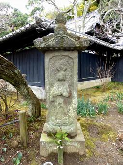 北鎌倉東慶寺境内に置かれた灯籠+石仏 石灯籠,石仏,石像の写真素材