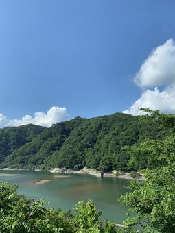 夏空と山々に囲まれたダム湖の風景 湖,ダム湖,夏の写真素材