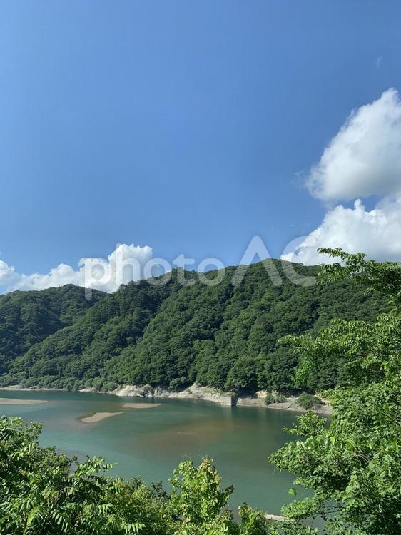 夏空と山々に囲まれたダム湖の風景 湖,ダム湖,夏の写真素材