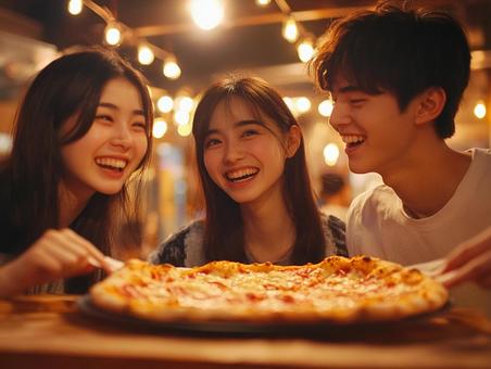ピザパーティをする若者達 ピザパーティをする若者達の写真
