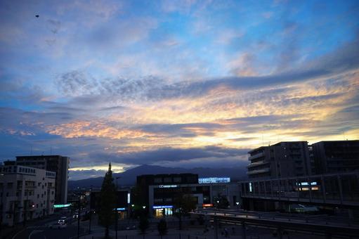 夕焼けに染まる街と建物のシルエット 夕焼けに染まる街と建物のシルエット 都会,都市,眺望の写真素材