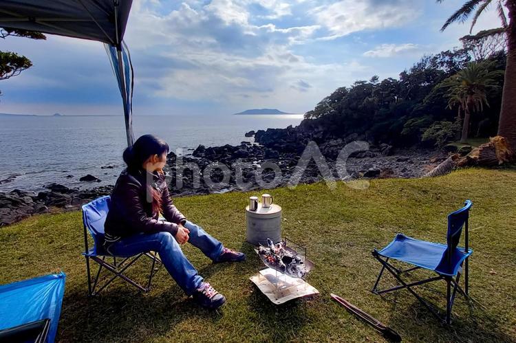 ＜素材＞キャンプ中に海を眺める女性 女性,人物,風景の写真素材