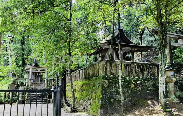石上神宮　出雲建雄神社　猿田彦神社 石上神宮,奈良県天理市,十六社の写真素材