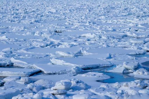 流氷が漂うオホーツク海 流氷が漂うオホーツク海の写真