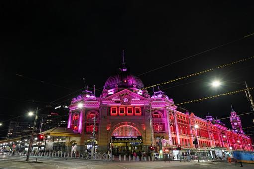 フリンダース駅の夜景 フリンダース駅の夜景 フリンダースストリート駅,メルボルン,オーストラリアの写真素材