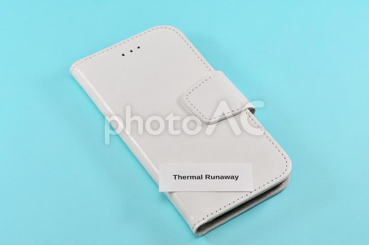 スマホが熱暴走しているイメージ 熱暴走,thermalrunaway,スマホの写真素材