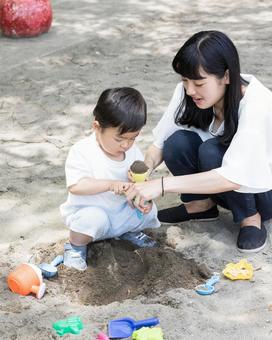 ママ友 母親 育児 ママ友 母親 育児 公園,砂場,男性の写真素材