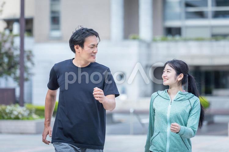 街の中でトレーニングする男女 ウォーキング,歩く,ランニングの写真素材
