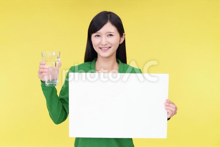 お水の入ったグラスを持つ笑顔の女性 女性,女,笑顔の写真素材