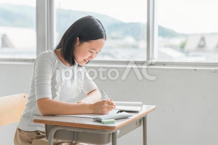 学校で勉強する高学年の小学生（夏期講習） 勉強,子供,学校の写真素材