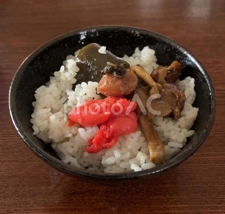 明太子となめ茸佃煮とかつお梅などの茶碗飯 茶碗飯,明太子,なめ茸の佃煮の写真素材