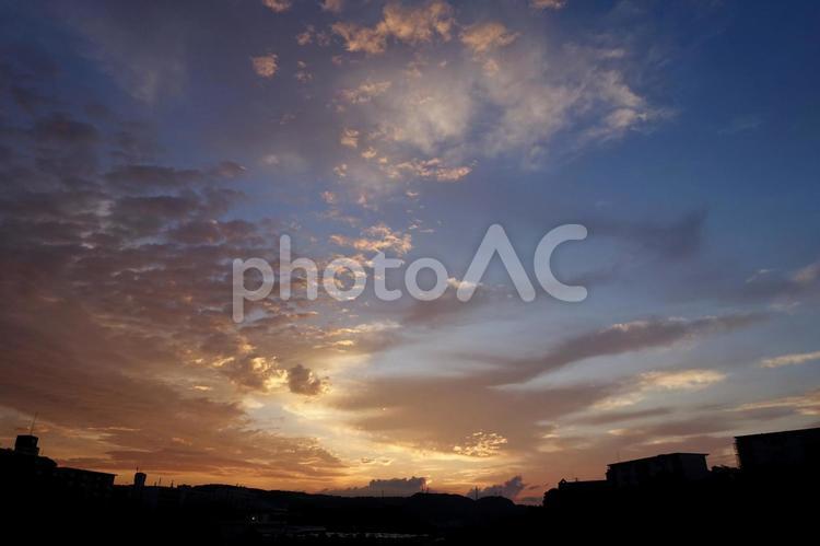 住宅街の夜明け～夏～310 朝日,日の出,早朝の写真素材