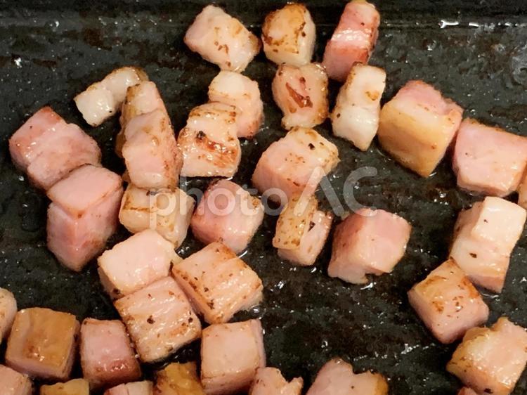 ベーコンの角切り炒め 料理,ベーコン,焼くの写真素材