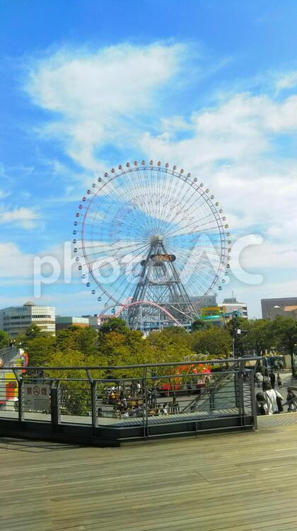 快晴、爽やかな秋空、横浜みなとみらい ビル,公園,動かすの写真素材