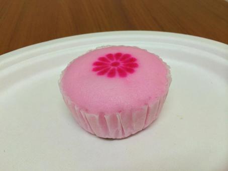 餡入り沖縄郷土菓子(蒸しパン)紅かるかん 餡入り沖縄郷土菓子(蒸しパン)紅かるかん かるかん,紅,薄赤の写真素材