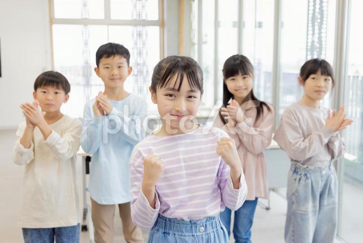 小学生　仲良し　仲間　拍手 小学生,塾,女性の写真素材