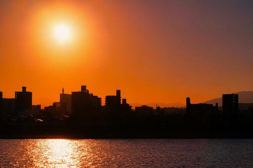 夕陽、川、シルエット 夕日,夕焼け,川の写真素材