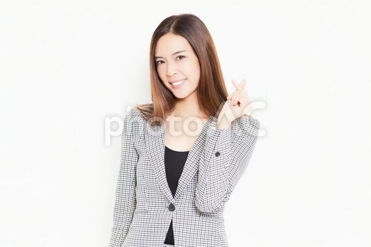 手でハートの形を作るビジネスウーマン 女性,ハート,気持ちの写真素材