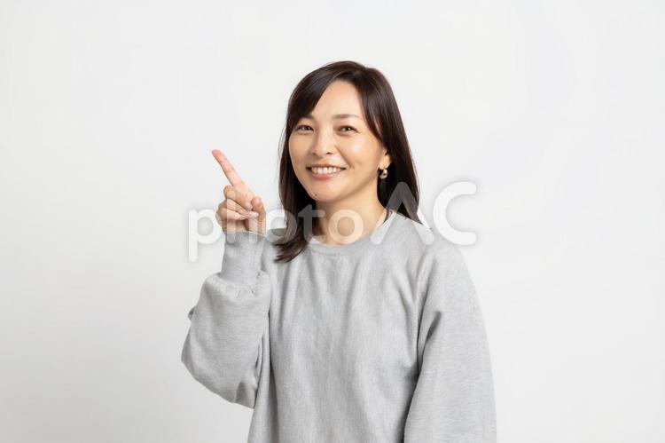 1本指を立てる女性 ポートレート,人物,20代の写真素材