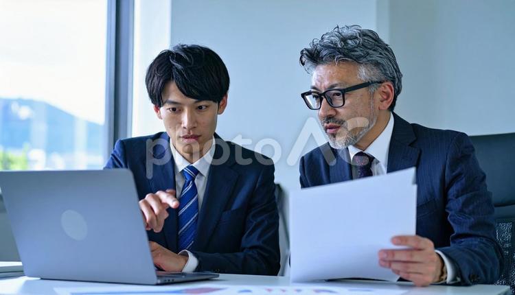 データと資料を確認するビジネスマン ビジネスマン,男性,上司の写真素材