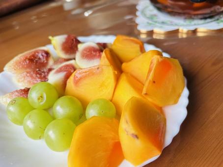 秋の果物 柿といちじくと葡萄 秋の果物 柿といちじくと葡萄の写真