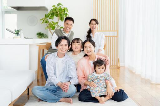 リビングでくつろぐ4人家族 リビングでくつろぐ4人家族の写真
