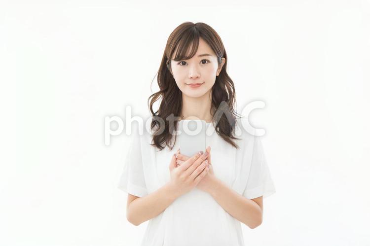 スマートフォンを使う女性　 女性,人物,スマートフォンの写真素材
