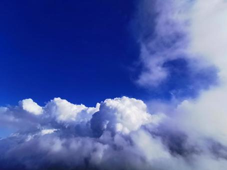 山を覆う厚い雲 雲,空,光の写真素材