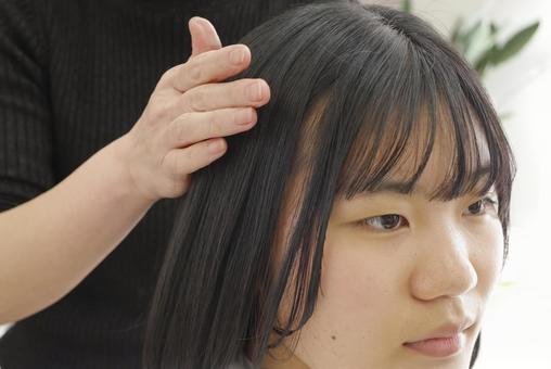 美容室でヘアカットした女性の横顔 美容室でヘアカットした女性の横顔 美容室,美容師,ヘアセットの写真素材