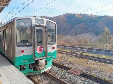 鉄道と山 えちごトキめき鉄道,鉄道,トキ鉄の写真素材