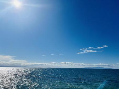 夏の青い海と青い空 夏の青い海と青い空の写真