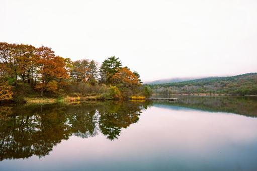 あさもやのバラキ湖 紅葉,湖,リフレクションの写真素材