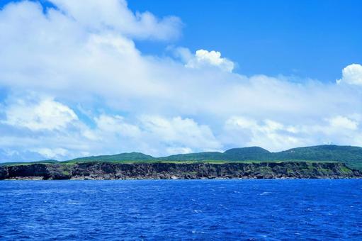 沖縄・海上から見る与那国島 沖縄・海上から見る与那国島の写真