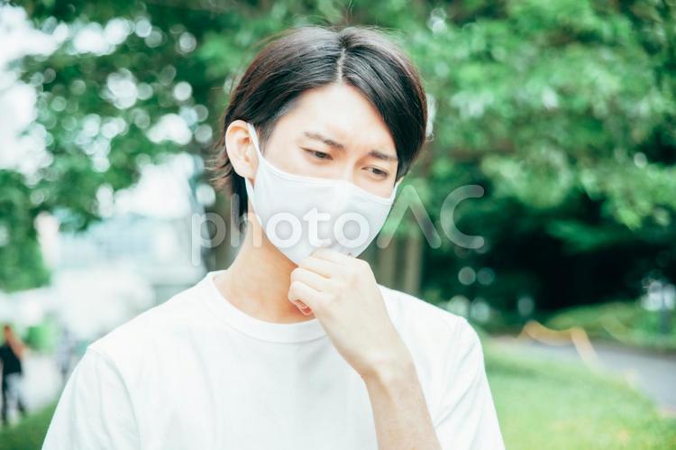マスクで咳をする男性 マスク,男性,風邪の写真素材