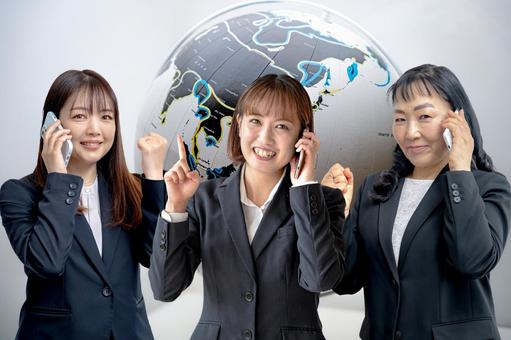 スマホと女性と地球儀 スマホと女性と地球儀 女性,スマホ,ビジネスの写真素材