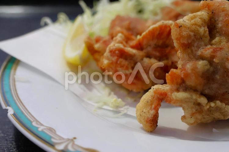 中華料理店の鶏のから揚げ から揚げ,鶏,キャベツの写真素材