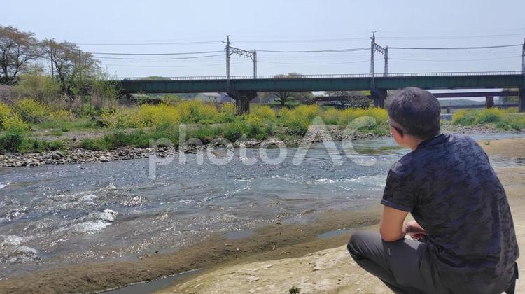 ぼーっとするおじさん 92 おじさん,男性,後ろ姿の写真素材
