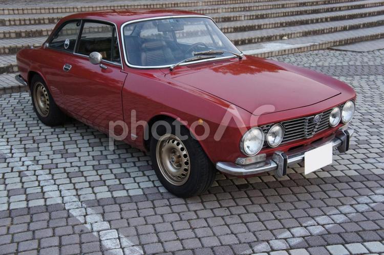 レンガ道に佇むアルファロメオ クラシックカー,外車,イタリア車の写真素材