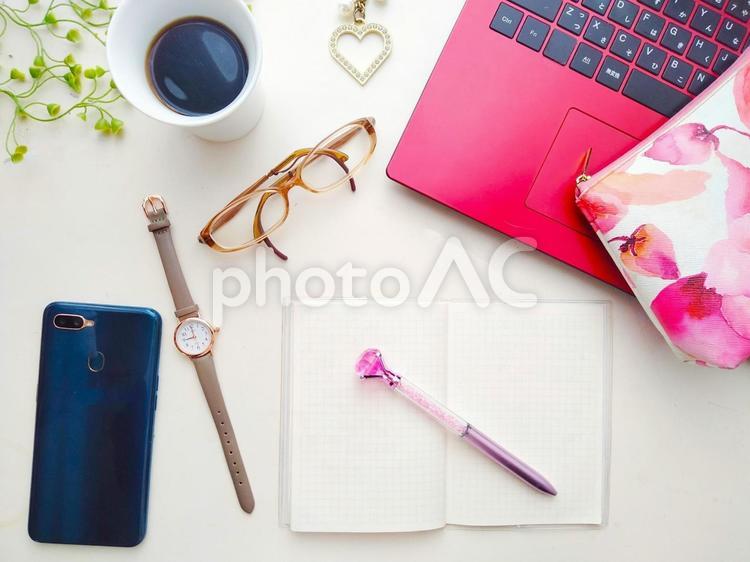 ビジネス　PCとコーヒー パソコン,ノートパソコン,女性の写真素材