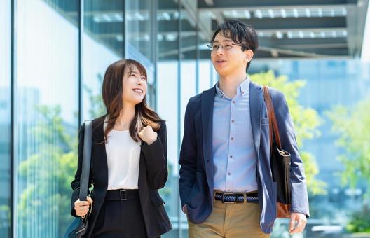 オフィス街を歩く男女2人のビジネスマン オフィス街を歩く男女2人のビジネスマン 男女,ビジネス,2人の写真素材
