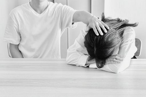 泣く女性を慰める男性(モノクロ) 泣く女性を慰める男性(モノクロ)の写真