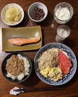 政府備蓄米の昆布だしご飯などの夕食 政府備蓄米の昆布だしご飯などの夕食 夕食,ご飯,銀鮭焼きの写真素材