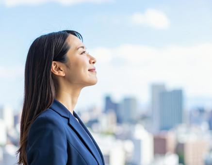 ビジネススーツ姿の若い女性 4 ビジネススーツ姿の若い女性 4の写真