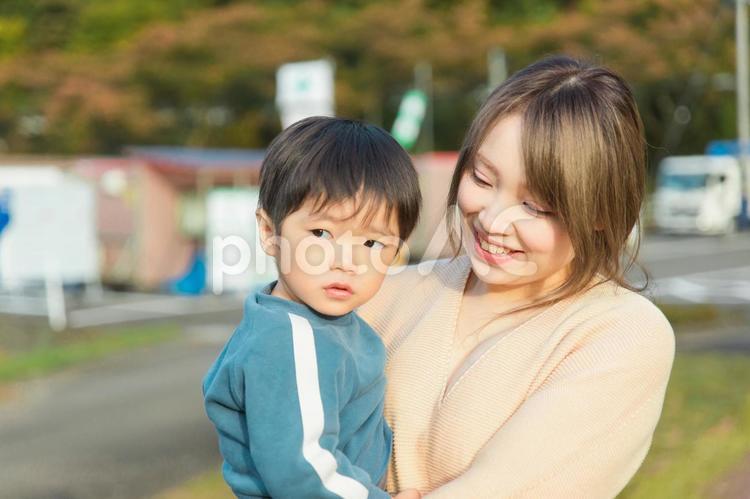 秋の公園を散歩する親子（赤ちゃん・ママ） 子供,親子,ママの写真素材
