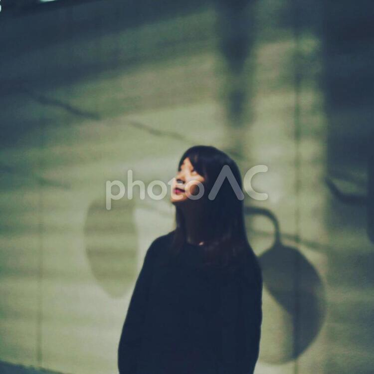 裏路地で見上げる女性 裏路地,ポートレート,女性の写真素材